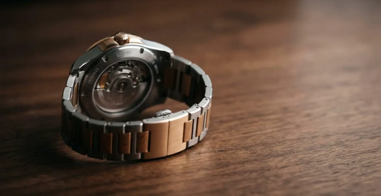 Montre de luxe suisse numérotée présentée dans un écrin élégant illustrant la question de l'investissement dans les éditions limitées