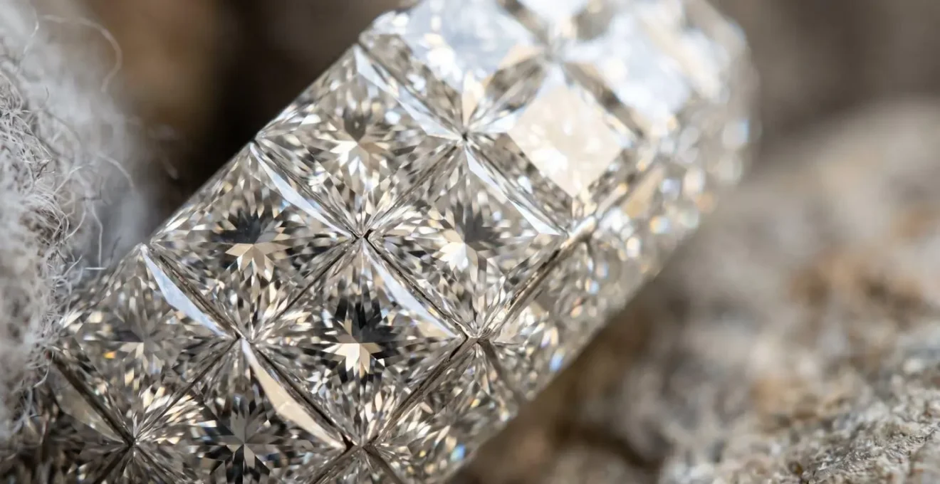 Gros plan sur un serti invisible de diamants dans une bague de haute joaillerie suisse