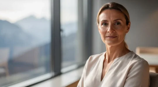 Portrait lumineux d'une femme au teint lisse et naturel, symbole du rajeunissement esthétique sans chirurgie en Suisse